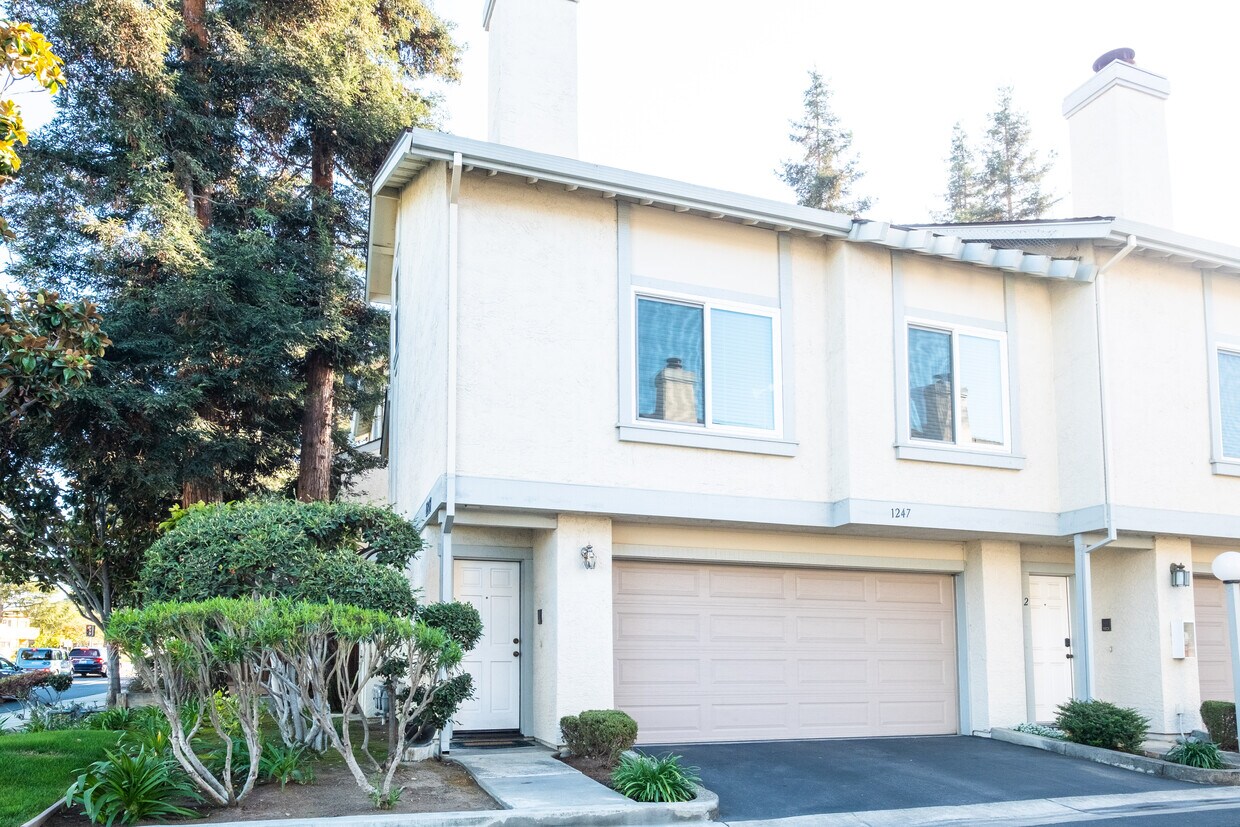 Primary Photo - 1247 Hollenbeck Ave