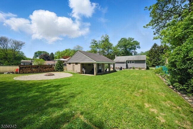 Foto del edificio - 22 Beaver Brook Ln