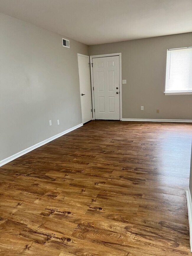 Foto del edificio - Charming 2-Bedroom 2 bathroom Apartment in the Heart of Chesterton!