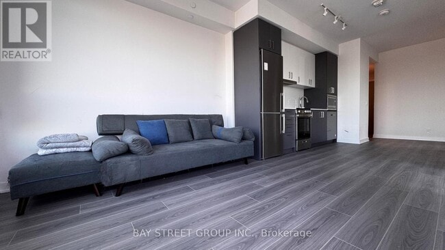 Photo du bâtiment - 50 Upper Mall Wy