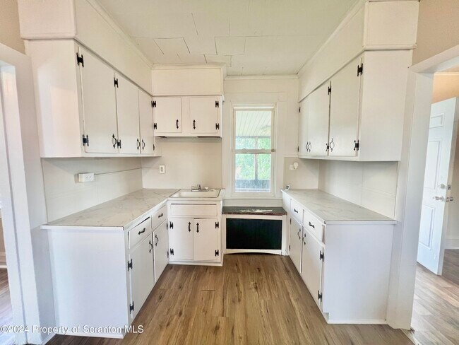 Building Photo - 642 Alder St