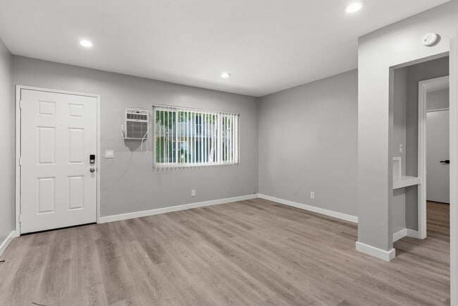 Interior Photo - 113-201 South Lillie Avenue