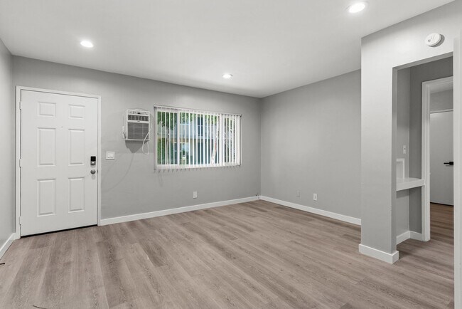 Foto del edificio - 113-201 South Lillie Avenue