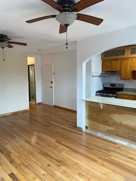 Foto del edificio - 32-60 85th Street Unit