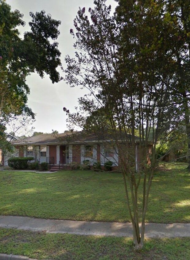 Primary Photo - 301 Meadow Creek Dr