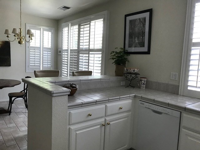 Foto del edificio - 344 Gladstone Dr