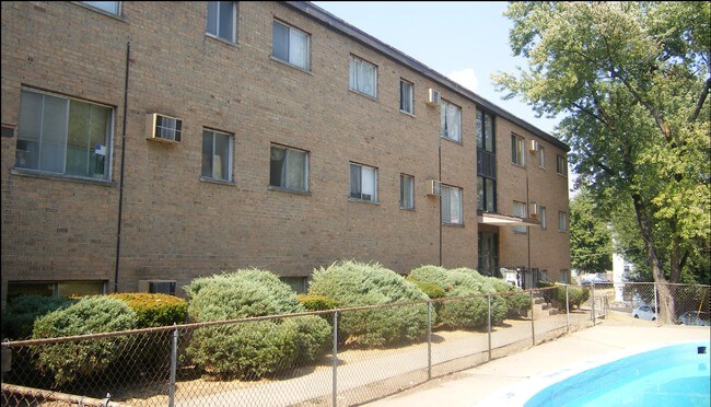 Lincoln Court - Lincoln Woods Flats