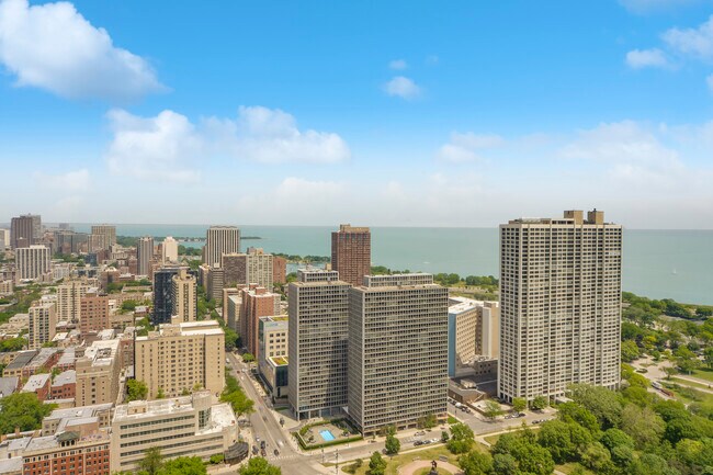 Foto del edificio - 2650 N Lakeview Ave