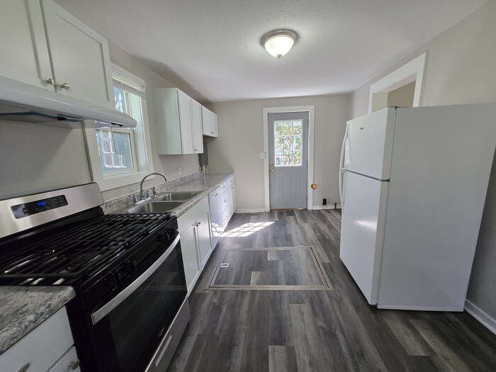 Foto principal - 3 Bed/1 Bath with washer and dryer hookups