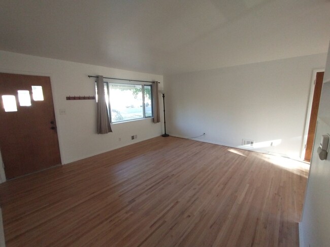 Building Photo - Updated, 3B/1B Martin Acres Ranch Availabl...