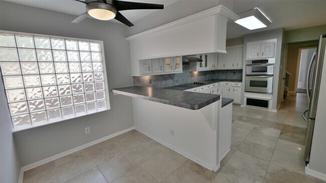 Foto del edificio - 8003 Oakwood Forest Dr