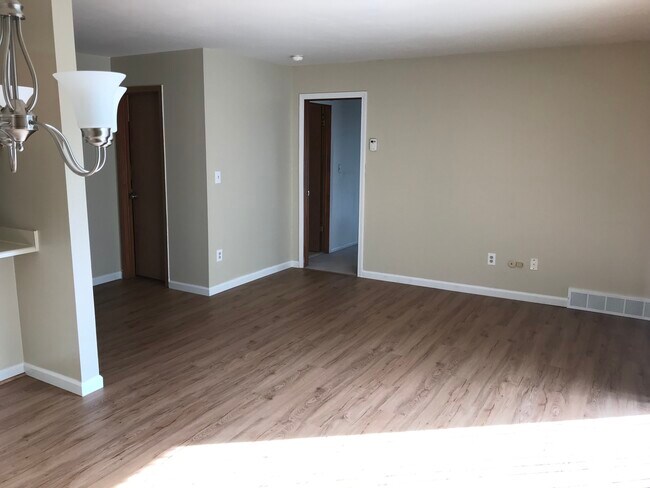 Building Photo - 875 S Pontiac Trail
