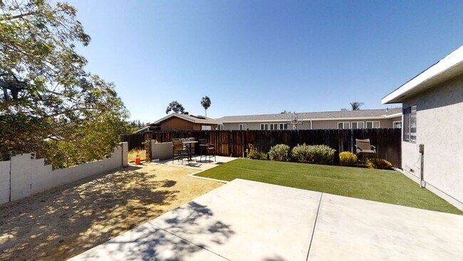 Building Photo - 7BD/3BA, Big Driveway!! (Lease out, pendin...