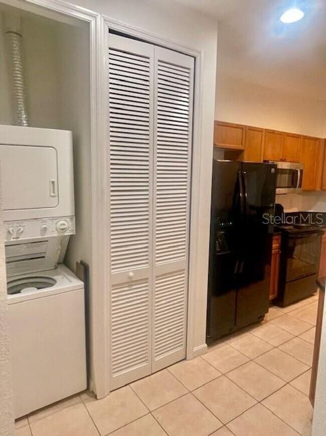 Building Photo - Lovely luxury condo in the gated community...