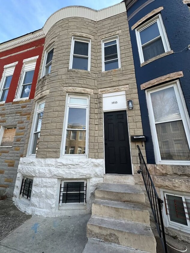 Foto principal - Spacious 3 Bedroom Home In West Baltimore