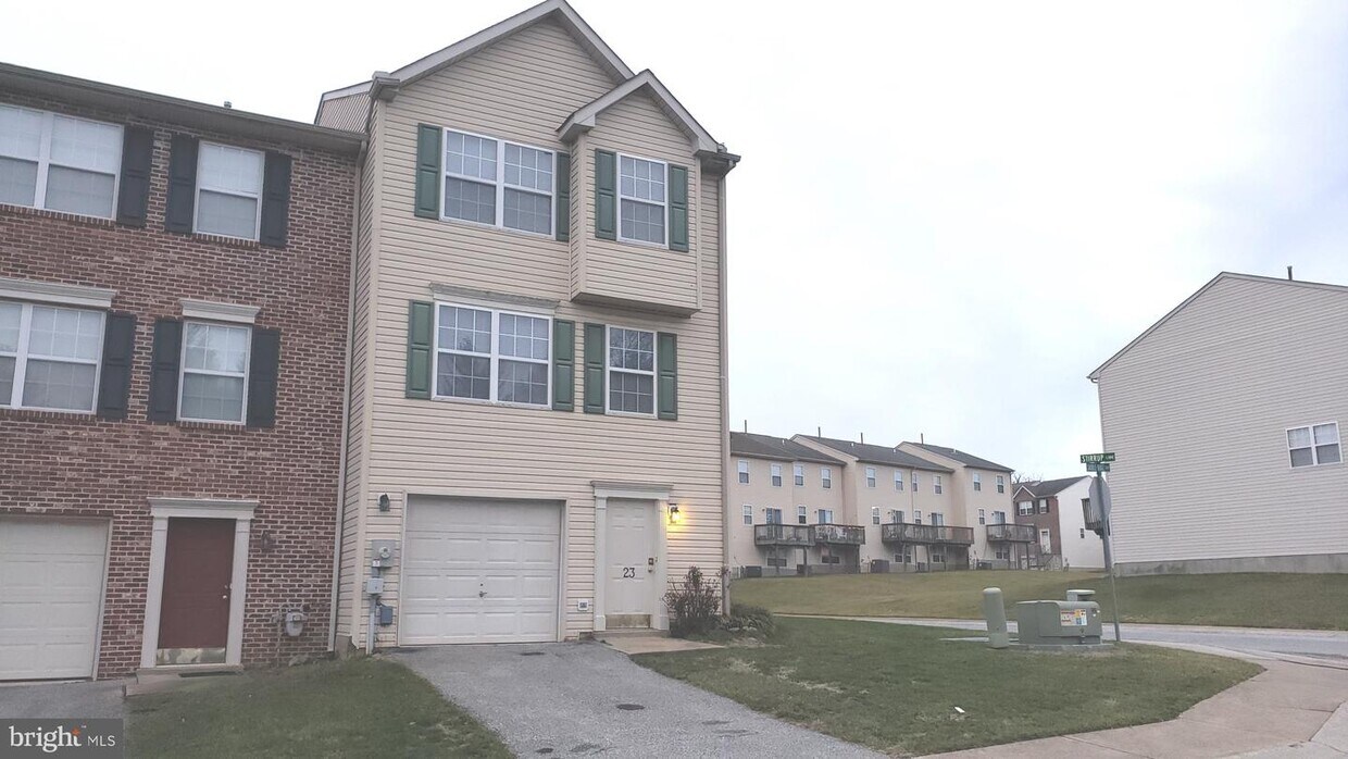 Primary Photo - 23 Saddle Ridge Ct
