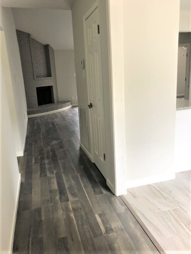 Building Photo - 1919 Oakwell Ln