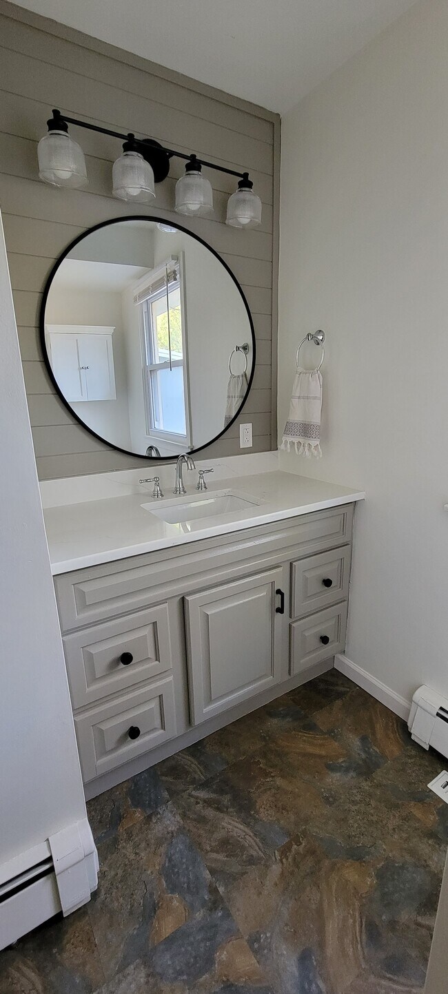 Baño de la planta baja - 44 N Lakeside Dr W