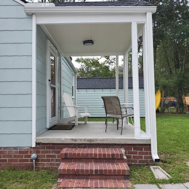 Building Photo - 2 Bedroom 1.5 Bath House in Park Circle No...