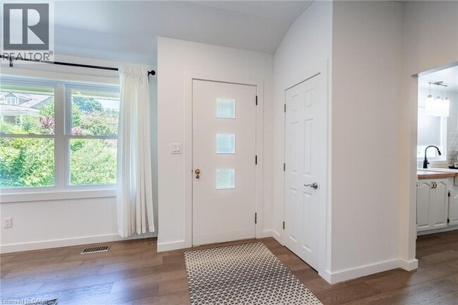 Building Photo - 70 Flamboro St