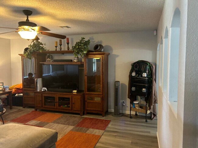 Building Photo - La Paloma Estates POOL Home!