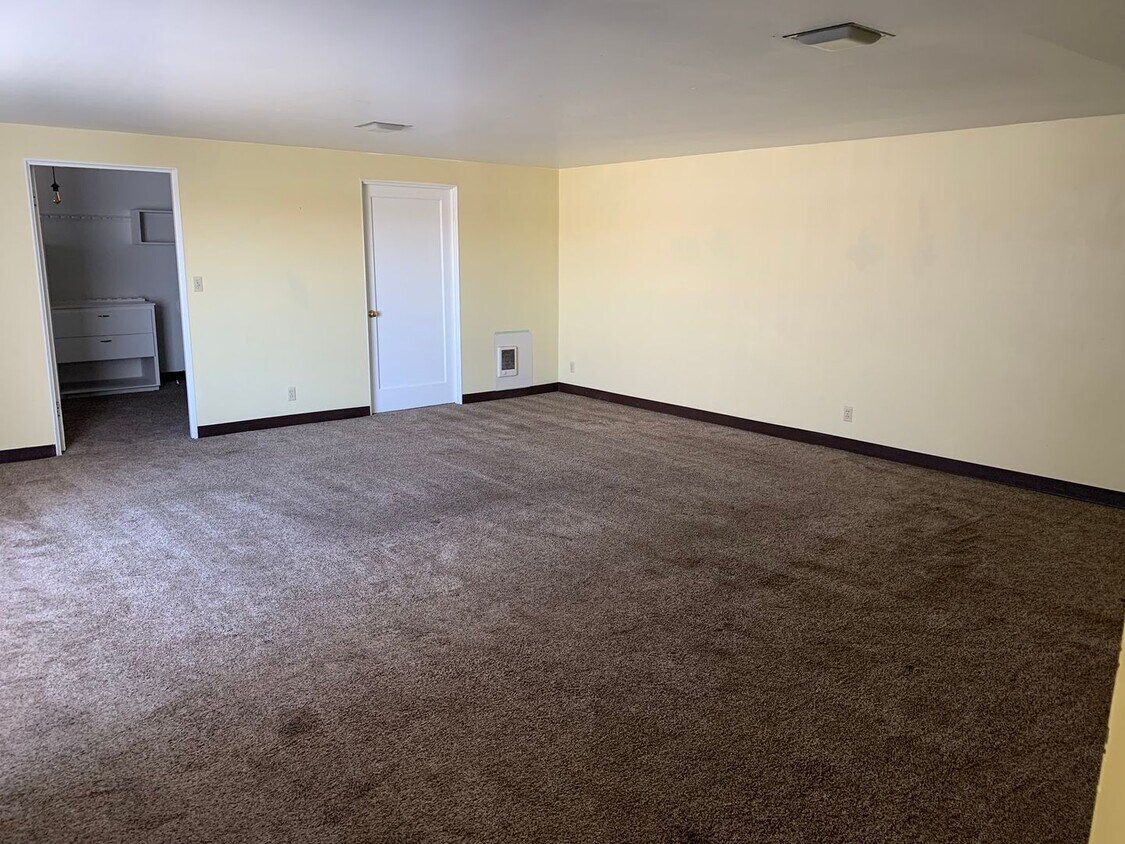 Duplex Mustanger Lane Apartment for Rent in Pendleton, OR