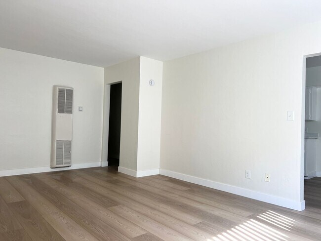 Building Photo - Bright 2 bed 1 bath in Pacific Beach