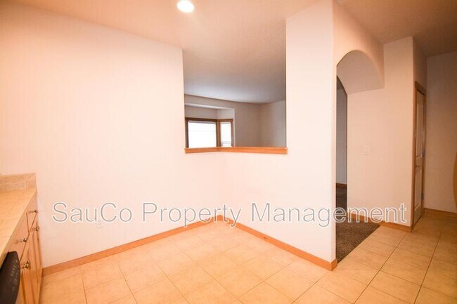 Building Photo - 2025 Elm St