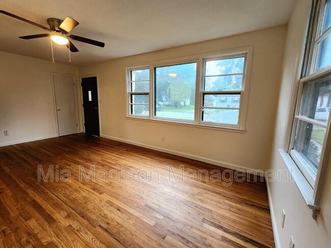 Building Photo - 105 Evora St