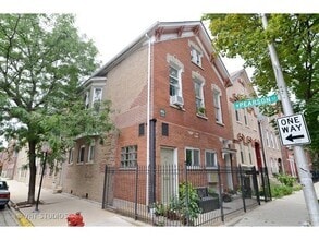 Building Photo - 846 N Hermitage Ave