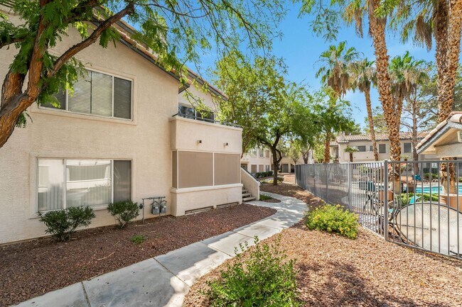 Building Photo - Upgraded Condo with Pool Views!