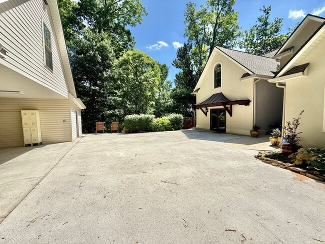 Building Photo - 309 Bullrun Valley Dr