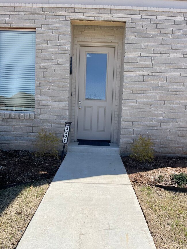Foto del edificio - *Fully Furnished* 4 bedroom, 2.5 bathroom, 2 car garage Gated Neighborhood