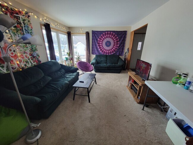 Foto del edificio - AVAILABLE JUNE - Nice 5 Bed 2 Bath Near Campus w/ OSP & Huge Yard