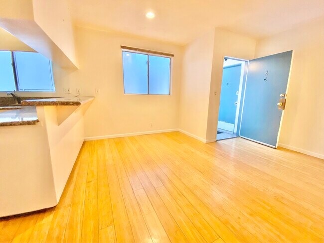 Foto del edificio - 4033 W Sunset Blvd