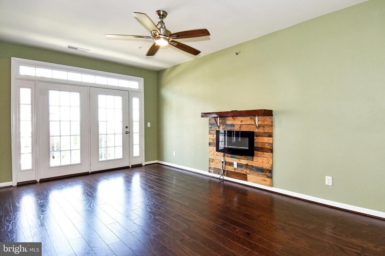25208 Split Creek Terrace, Chantilly, VA 20152 Condo for Rent in