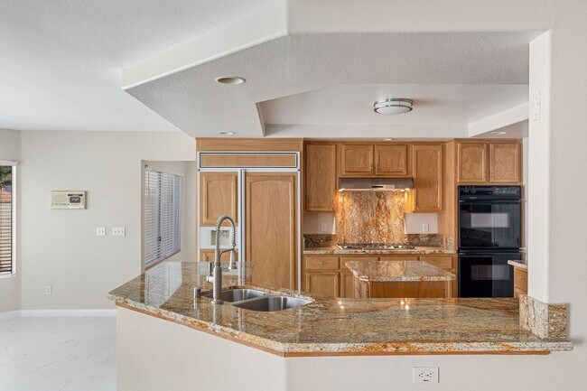 Building Photo - Beautiful 5 Bedroom, 3 bath, 3 car garage ...