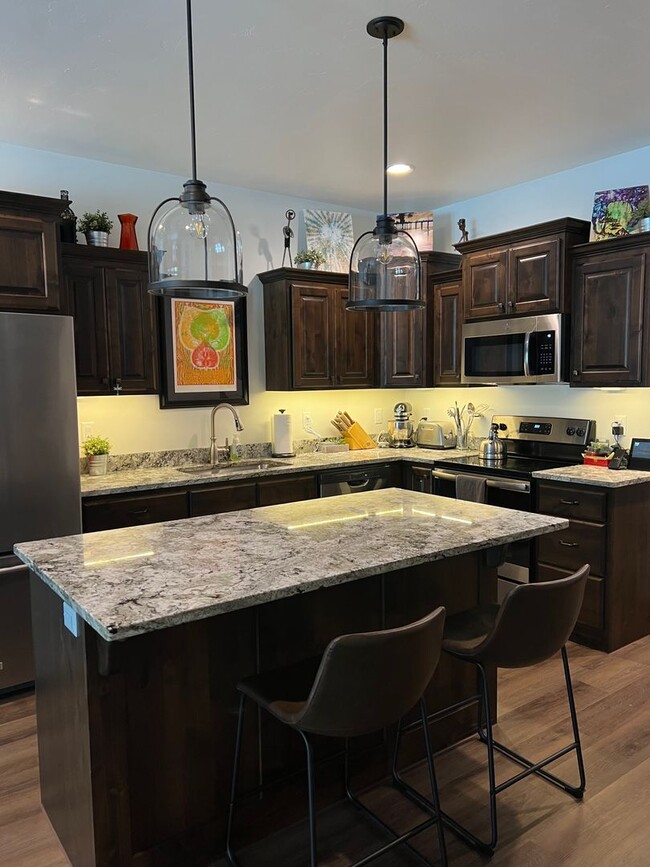 Building Photo - 3 Bedroom Townhome in Victor, ID