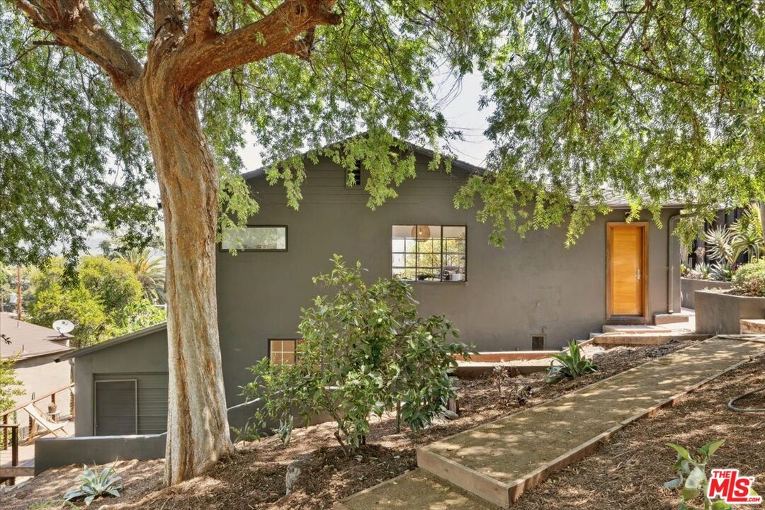 Foto principal - 2467 Silver Ridge Ave