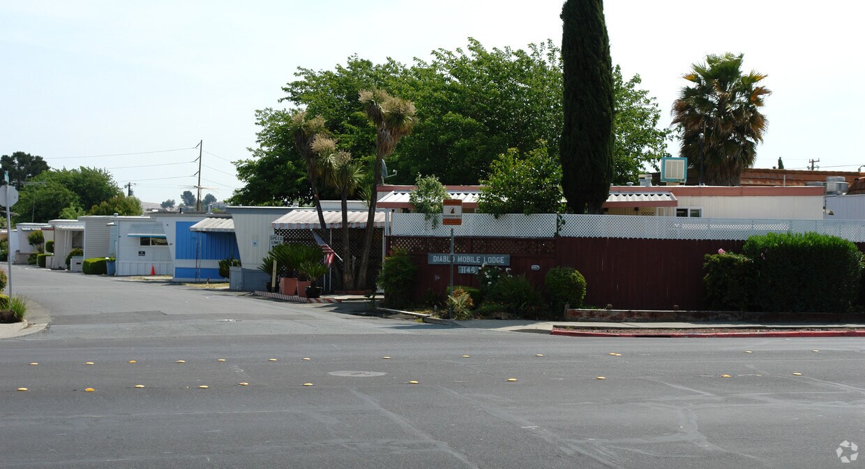 Primary Photo - 1146 Meadow Ln