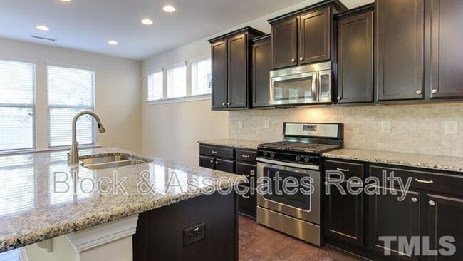 Building Photo - 213 Begen St
