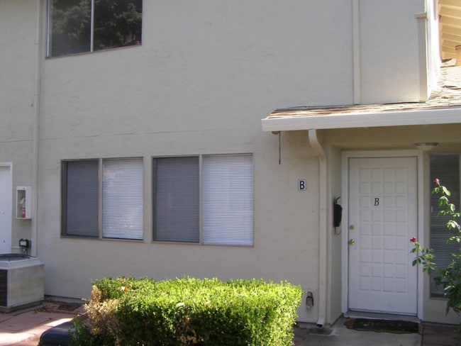 Building Photo - 1441 Del Rio Cir