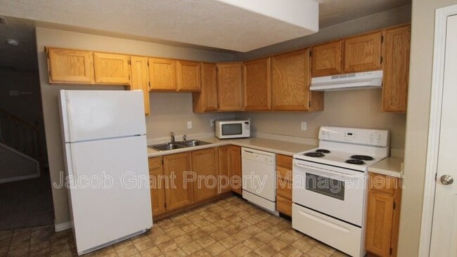 Building Photo - 624 Valinda Ln
