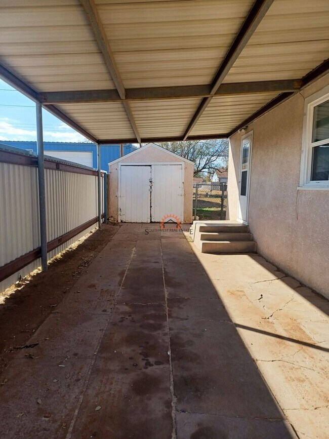 Building Photo - Nicely updated 2 bedroom 1 bathroom home.
