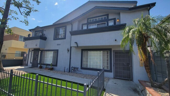 Foto del edificio - 5245 Riverton Ave