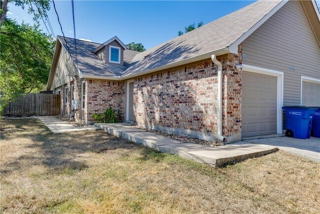 Building Photo - 6010 Parkwood Dr