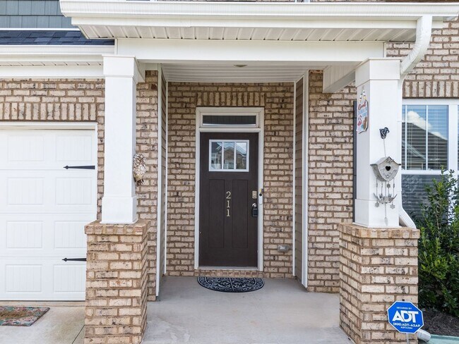 Foto del edificio - Premier Greenville Living: Stunning 4 Bed (Master on the Main), 3.5 Bath Home, NO APPLICATION FEE...