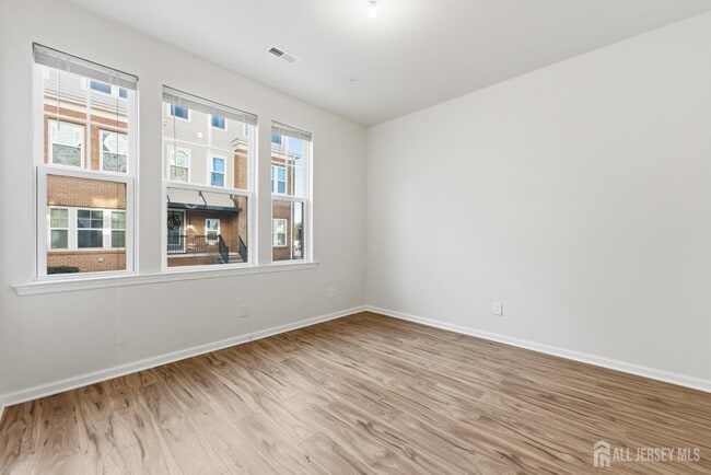 Building Photo - 6 Bond St