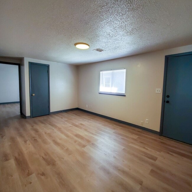 Building Photo - 642 N Beard Ave