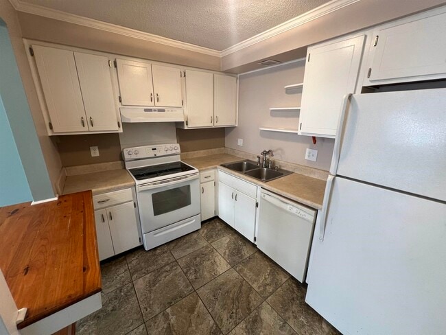 Building Photo - 2262 Foster Dr